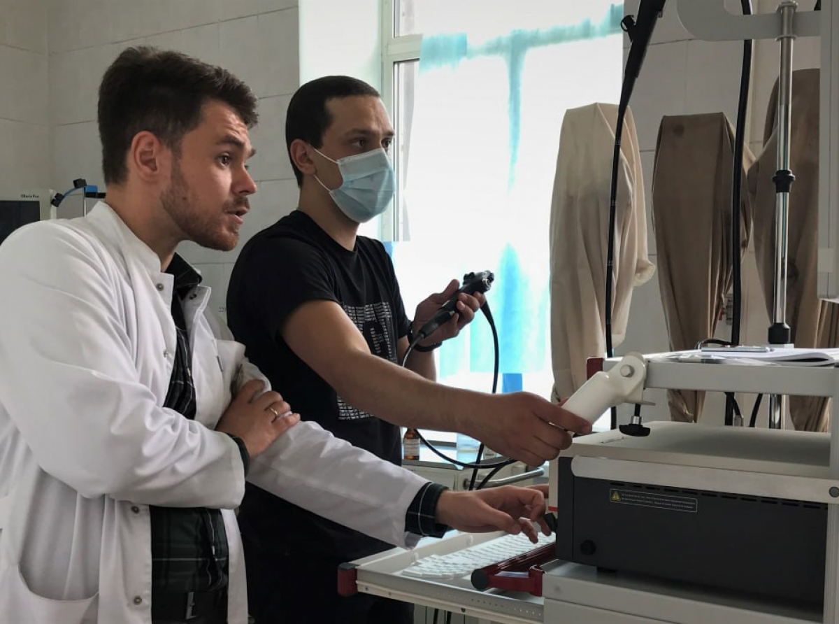 Фото пресс-службы АЦРБ. Эндоскопические системы помогают врачам выявлять онкологические заболевания кишечника и лечить пациентов с осложнёнными формами желчнокаменной болезни.